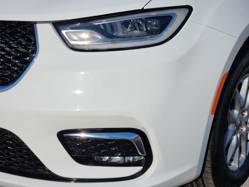 Used 2024 Chrysler Pacifica Touring-L image 10