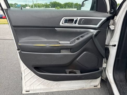 Used 2015 Ford Explorer XLT w/ Equipment Group 202B AWD/4WD image 16