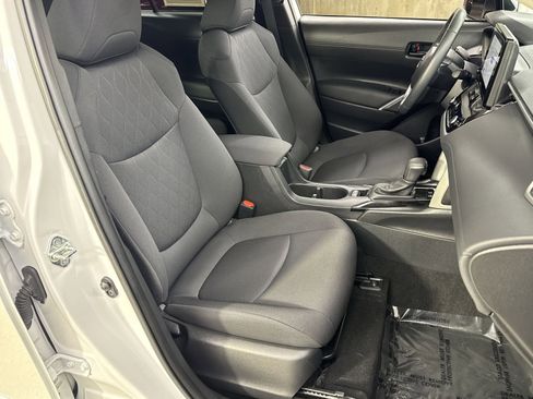 Used 2023 Toyota Corolla Cross LE image 31