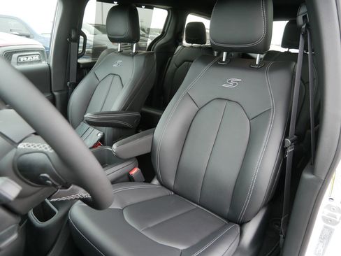 New 2026 Chrysler Pacifica Select w/ S Appearance Package image 5