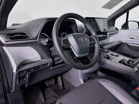 Used 2022 Toyota Sienna XSE image 9
