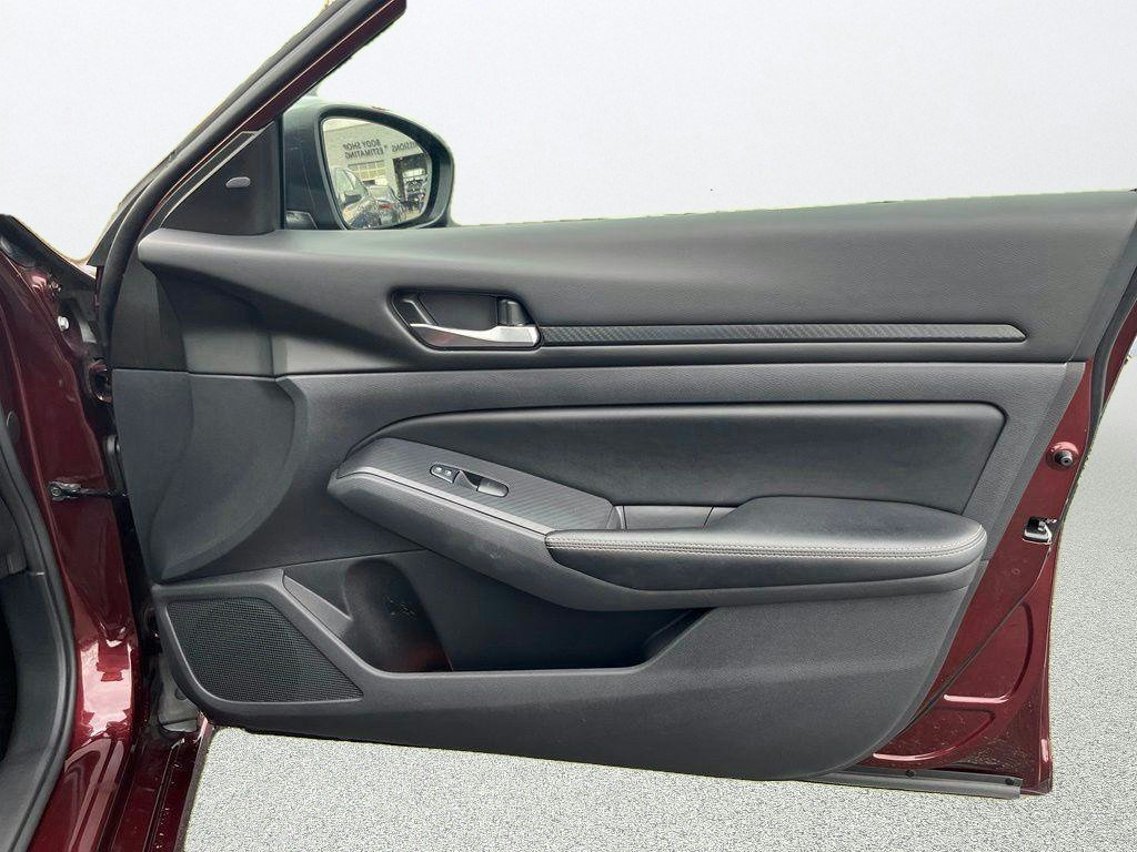 Used 2025 Nissan Altima 2.5 SV FWD image 11