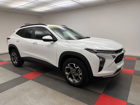 Used 2025 Chevrolet Trax LT image 1