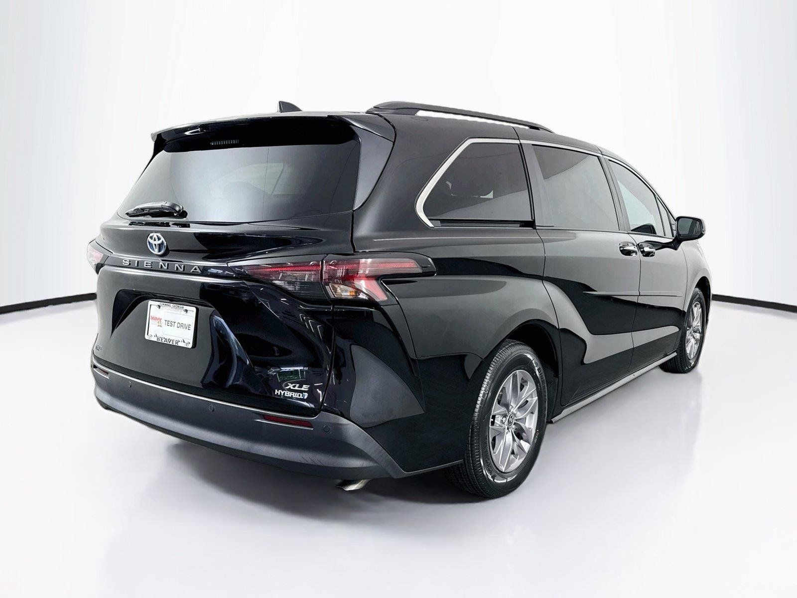 Certified 2024 Toyota Sienna XLE FWD image 2