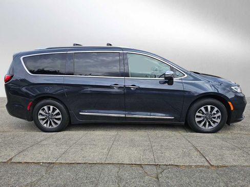 Used 2021 Chrysler Pacifica Limited w/ Premium & Safety Sphere Group FWD image 2