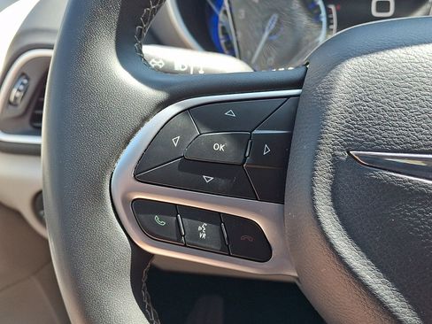 Used 2023 Chrysler Pacifica Touring-L FWD image 21