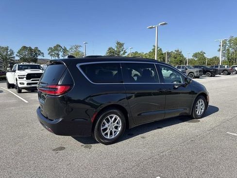 Used 2022 Chrysler Pacifica Touring-L FWD image 3