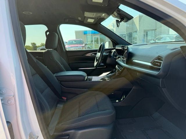 Used 2024 Chevrolet Traverse LT w/ LPO, Floor Liner Package FWD image 10