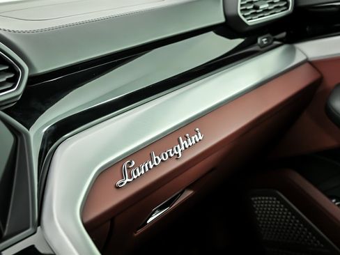 Used 2019 Lamborghini Urus AWD/4WD image 28