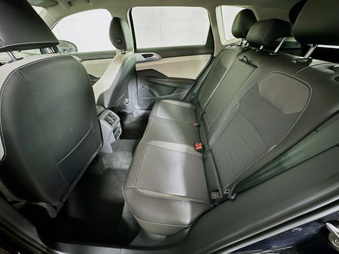 Used 2025 Volkswagen Taos SE image 27