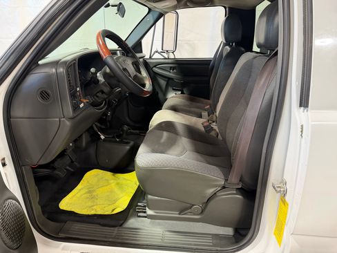 Used 2004 GMC Sierra 3500 W/T w/ Heavy-Duty Power Package image 19