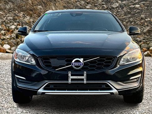 Used 2016 Volvo V60 T5 Cross Country w/ Climate Package image 3