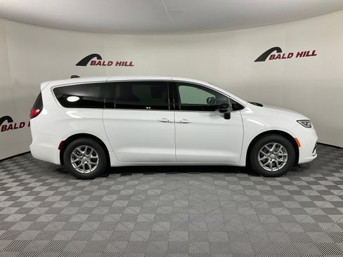 New 2026 Chrysler Pacifica Select image 7