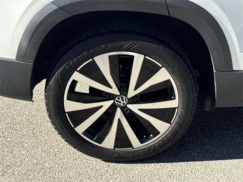 Used 2022 Volkswagen Taos SE image 30