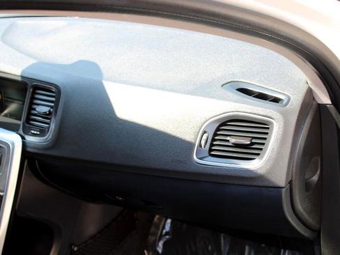 Used 2017 Volvo V60 T5 Premier w/ Convenience Package image 19