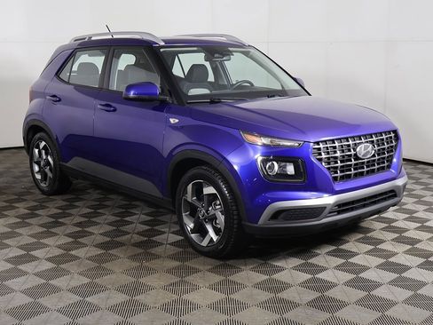 Used 2023 Hyundai Venue SEL image 2