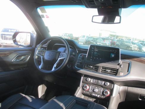 Used 2023 Chevrolet Suburban Z71 w/ Luxury Package image 25