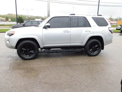 Used 2020 Toyota 4Runner SR5 AWD/4WD image 6