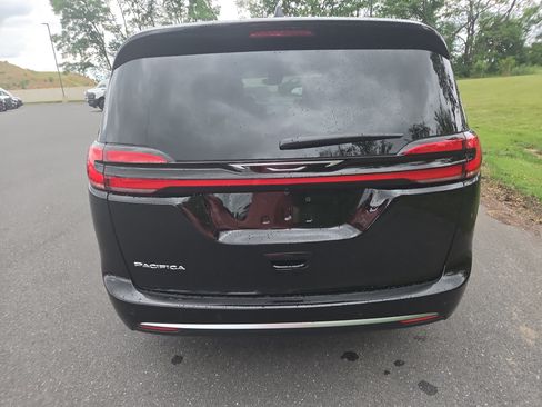 New 2027 Chrysler Pacifica Select FWD image 14