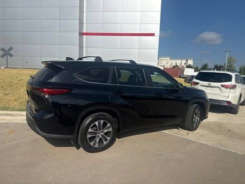 Used 2023 Toyota Highlander XLE AWD/4WD image 3
