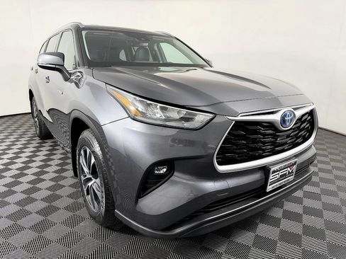 Used 2020 Toyota Highlander XLE AWD/4WD image 5