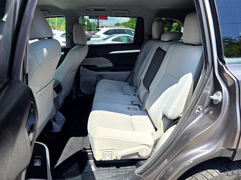 Used 2018 Toyota Highlander LE image 11