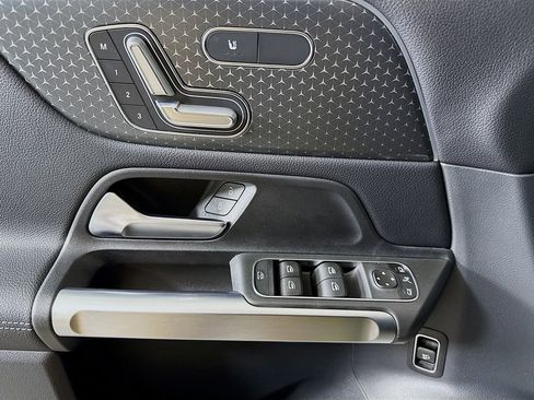 Used 2024 Mercedes-Benz GLB 250 4MATIC image 18