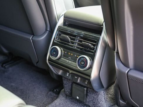 New 2026 Land Rover Range Rover Long Wheelbase SE AWD/4WD image 17