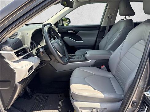Used 2022 Toyota Highlander XLE AWD/4WD image 10