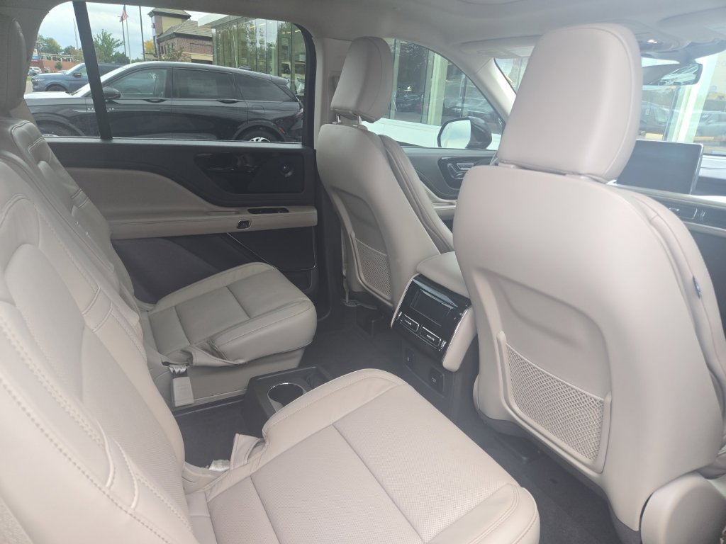 Used 2023 Lincoln Aviator Reserve w/ Equipment Group 201A AWD/4WD image 4
