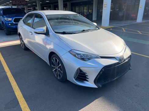 Used 2017 Toyota Corolla SE FWD image 2