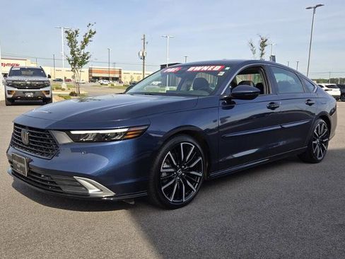 Used 2023 Honda Accord Touring image 2