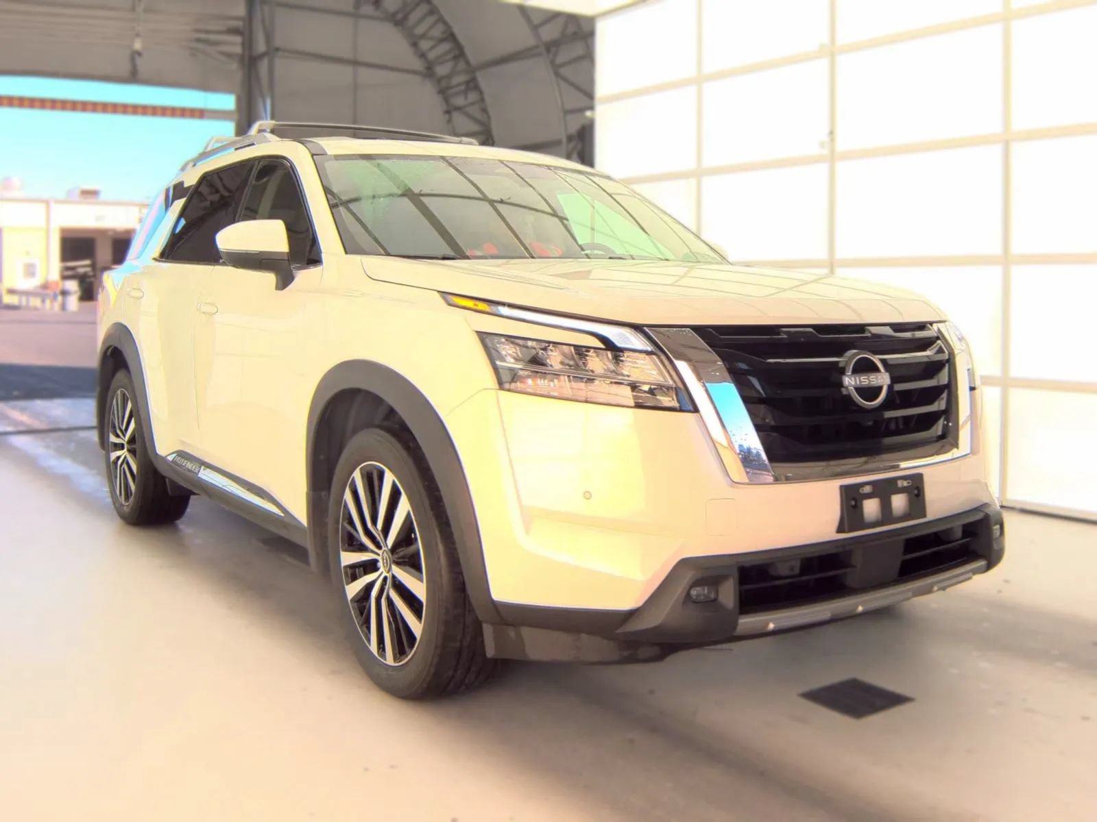 Used 2024 Nissan Pathfinder Platinum AWD/4WD image 4