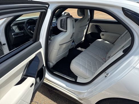 Used 2024 BMW 760i xDrive w/ Executive Package image 10