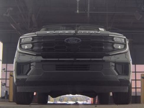 Used 2025 Ford Expedition Active AWD/4WD image 3