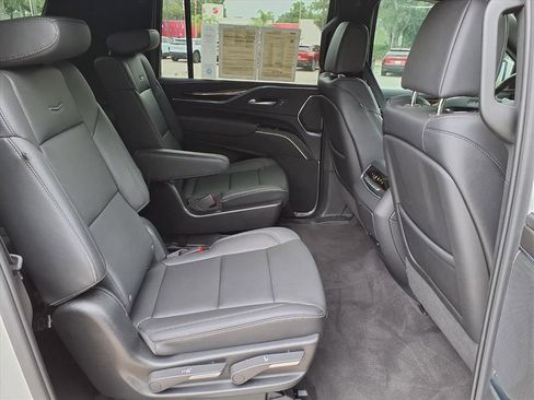 Used 2024 Cadillac Escalade ESV Luxury RWD image 13