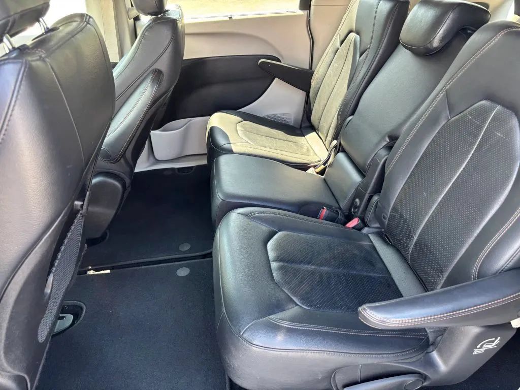 Used 2019 Chrysler Pacifica Touring-L FWD image 13