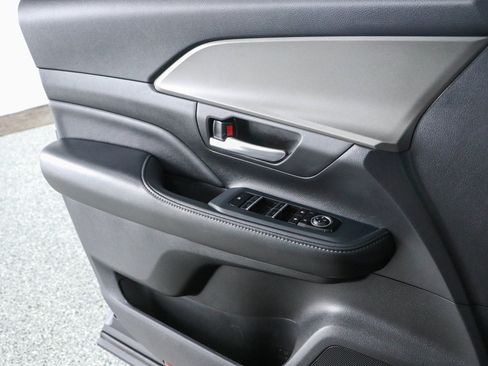 Used 2025 Toyota Grand Highlander AWD image 21