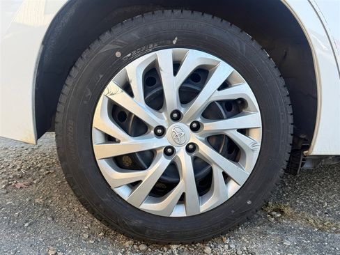 Used 2019 Toyota Corolla LE image 32