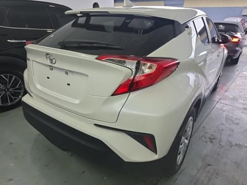 Used 2020 Toyota C-HR LE FWD image 2