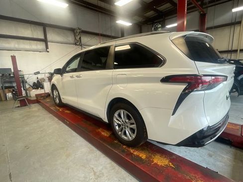 Used 2021 Toyota Sienna Limited FWD image 8