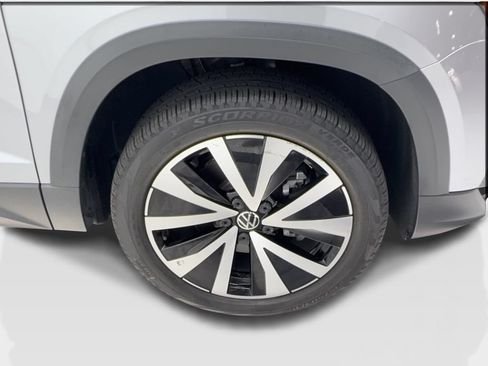 Used 2023 Volkswagen Taos SE w/ Panoramic Sunroof Package FWD image 14