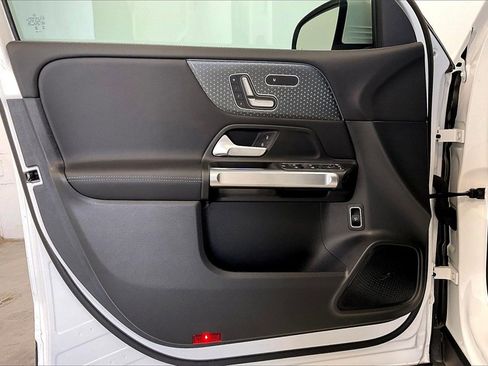 Used 2025 Mercedes-Benz GLB 250 4MATIC image 20