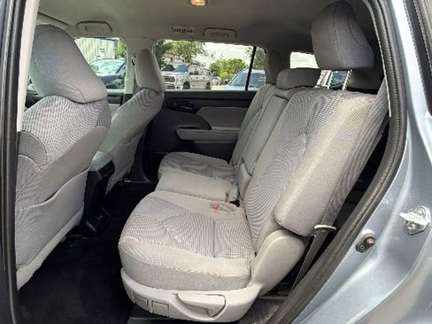 Used 2022 Toyota Highlander LE FWD image 34
