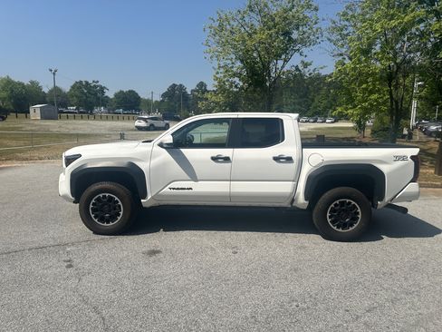 Used 2024 Toyota Tacoma TRD Off-Road AWD/4WD image 8
