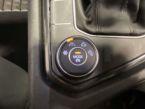 Used 2024 Volkswagen Tiguan SE image 17