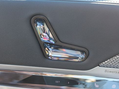 Used 2025 BMW 740i w/ Premium Package image 21