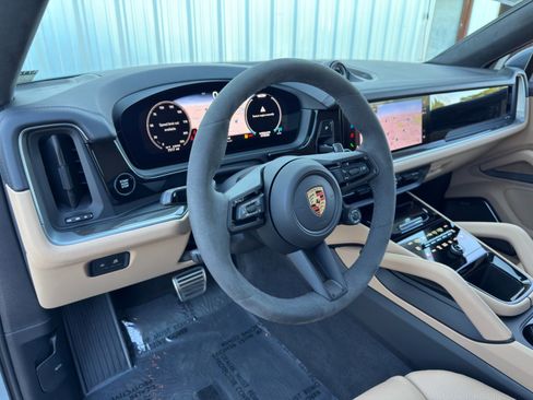 Used 2024 Porsche Cayenne Turbo image 14