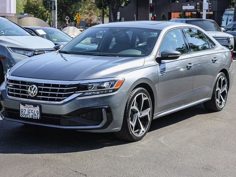 Used 2021 Volkswagen Passat 2.0T R-Line image 3