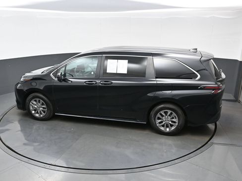 Used 2025 Toyota Sienna LE FWD image 38